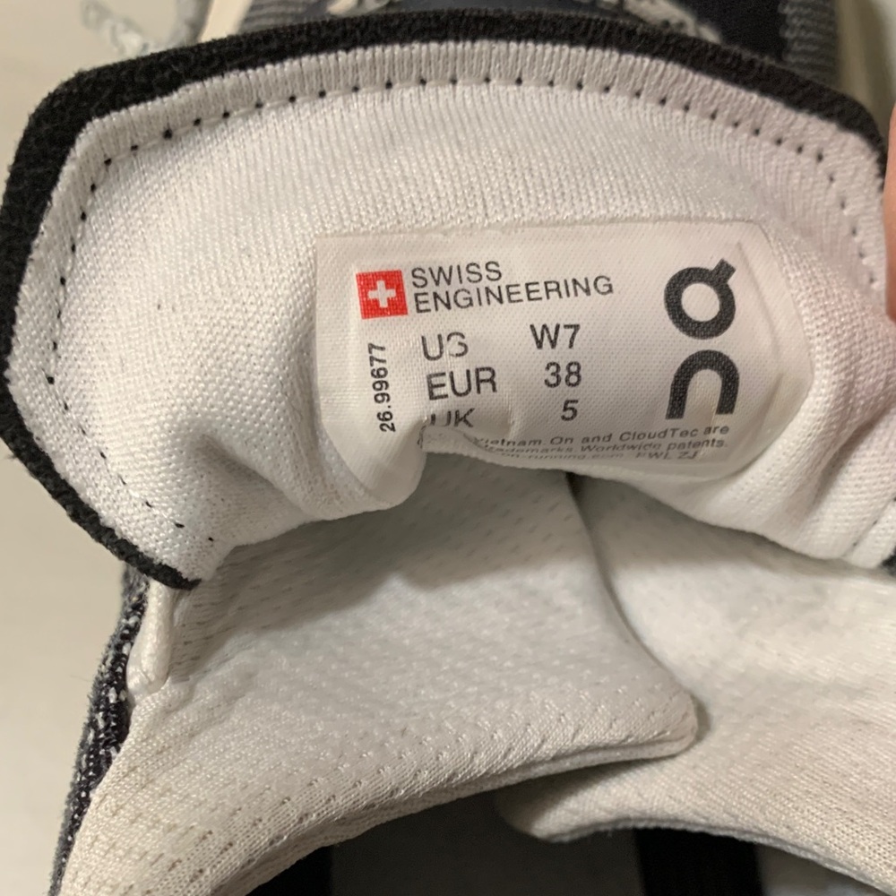 On Cloud Women's Black and White Athletic Shoes | Size 7 - Picture 7 of 11